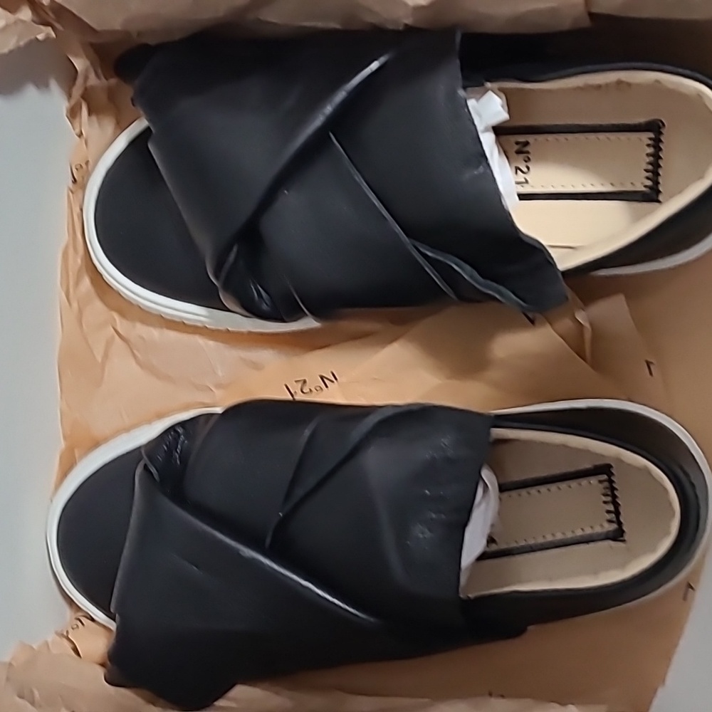 No 21 Kids  Girls Slip on Shoes size 10/ 28 in black leather